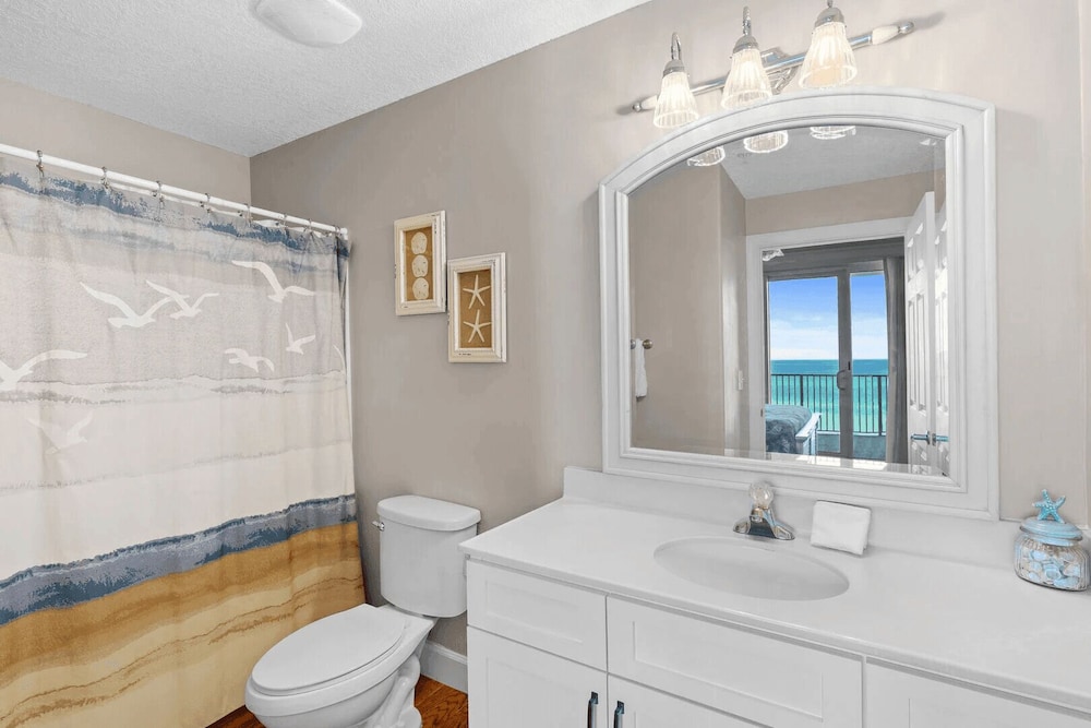 Emerald Isle Resort 405 by Avantstay Beachfront Beach Chairs Pool Access - photo 10