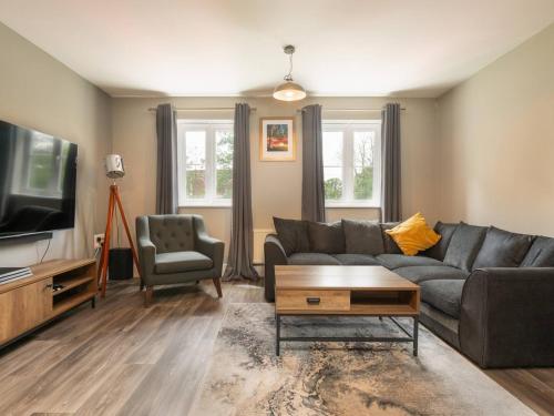 Modern Well Presented 2 Bedroom Apartment With Parking Opposite Nirvana Spa Pass the Keys — 4-Star Luxury Hotel in Wokingham, United Kingdom