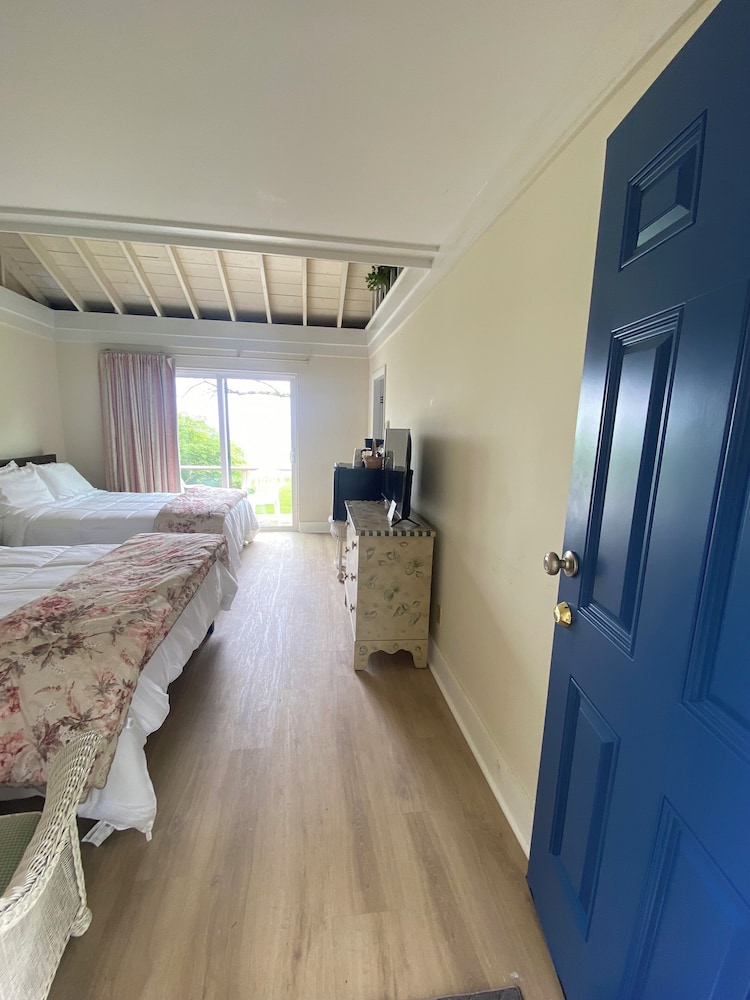 The High Tide Inn - photo 31
