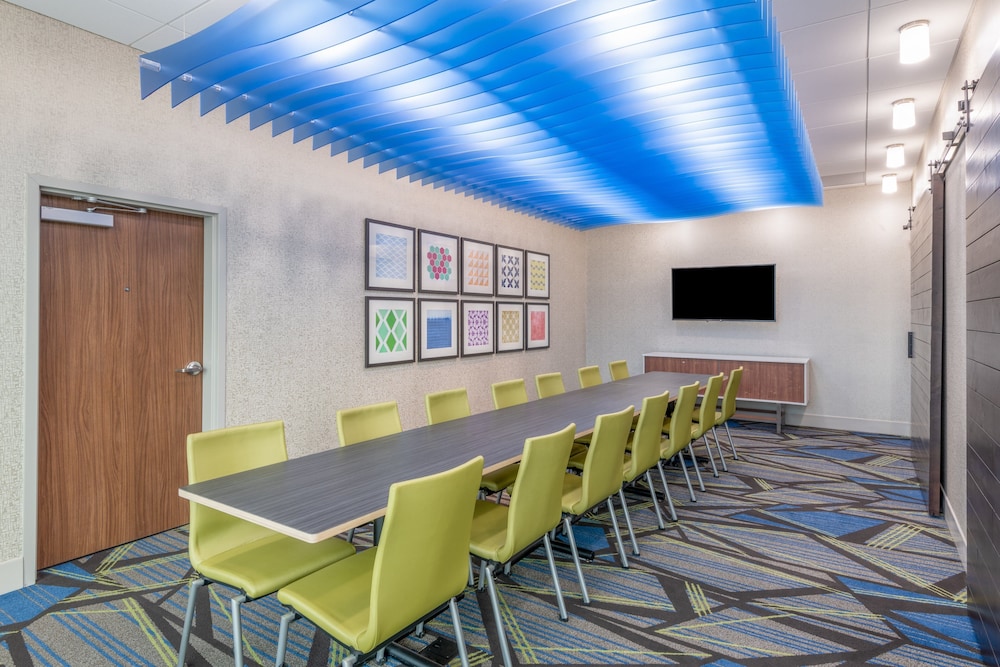 Holiday Inn Express & Suites Phoenix Airport North by IHG - photo 122