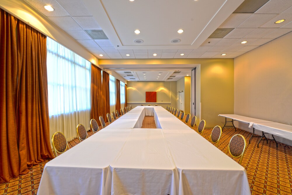 Kellogg Hotel & Conference Center - photo 10