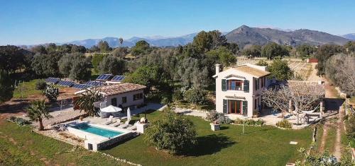Los Dos Caballeros Winery & Vacation Rental — 4-Star Luxury Hotel in Llubi, Spain