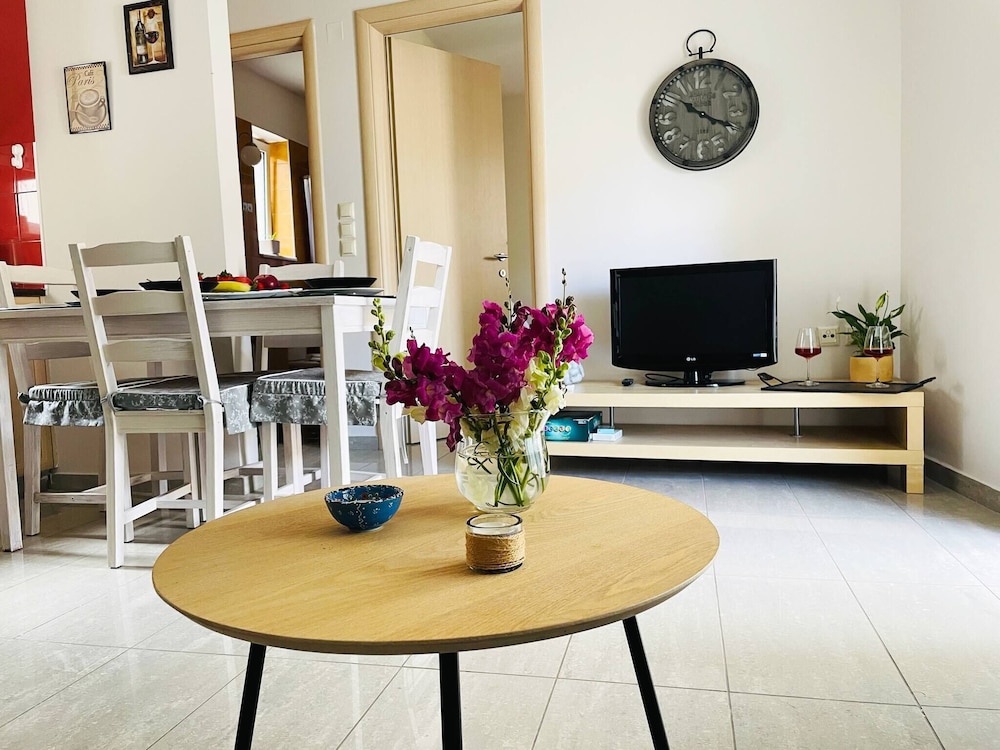 Cozy Snuggle 2min To Beach 6min Walk To Old Town — 4-Star Luxury Hotel in Chania, Greece