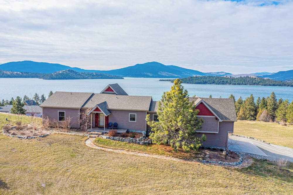 Spectacular Lake view Retreat w Deck Grill in Dayton, United States