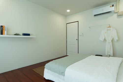 House of Patcha เรือลพัชชา Hostel share bathroom