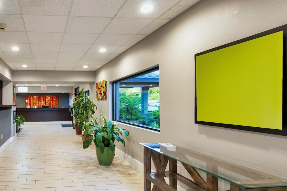 Days Inn & Suites by Wyndham Johnson City - photo 18