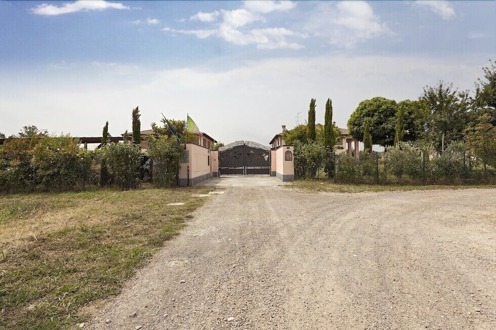B&B Red Wine Country House — 4-Star Luxury Hotel in Castel San Pietro Terme, Italy