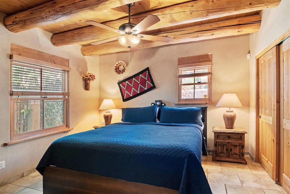 Kiva Stunning & Lovely With Kiva Fireplace Walk to the Plaza and the Railyard - photo 2