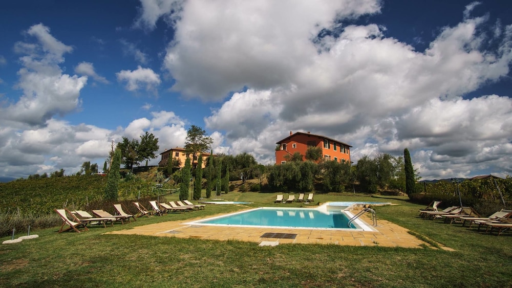 Agriturismo Corte in Poggio — 4-Star Luxury Hotel in Cerreto Guidi, Italy