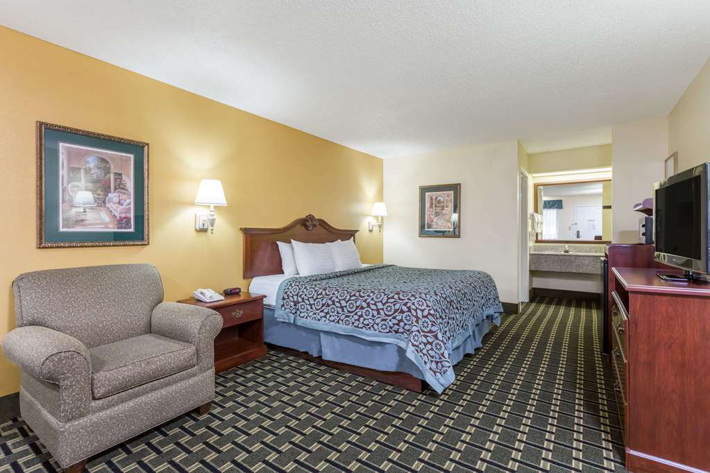 Days Inn & Suites by Wyndham Warner Robins Near Robins AFB - photo 7