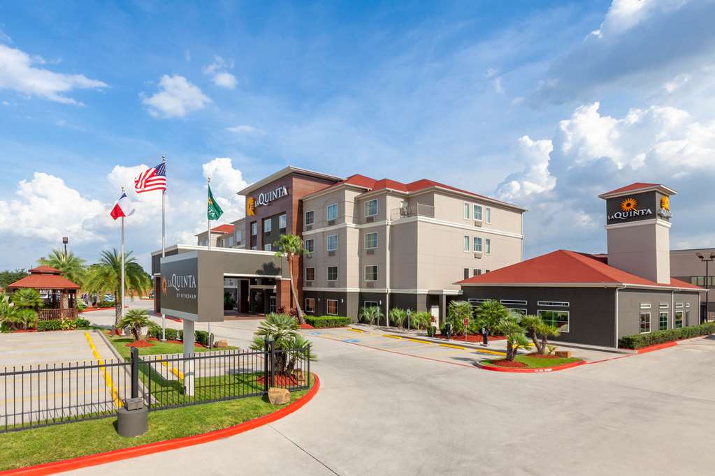 La Quinta Inn & Suites by Wyndham Houston Channelview - photo 2