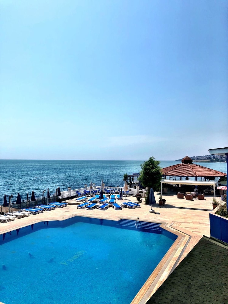 Family Resort Hotel — hotel in Silivri