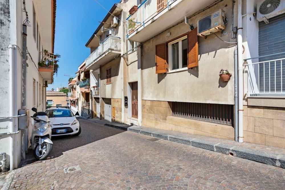 GuestHost Tra il Centro e il Mare Apartment con terrazzo — 4-Star Luxury Hotel in Aci Castello, Italy