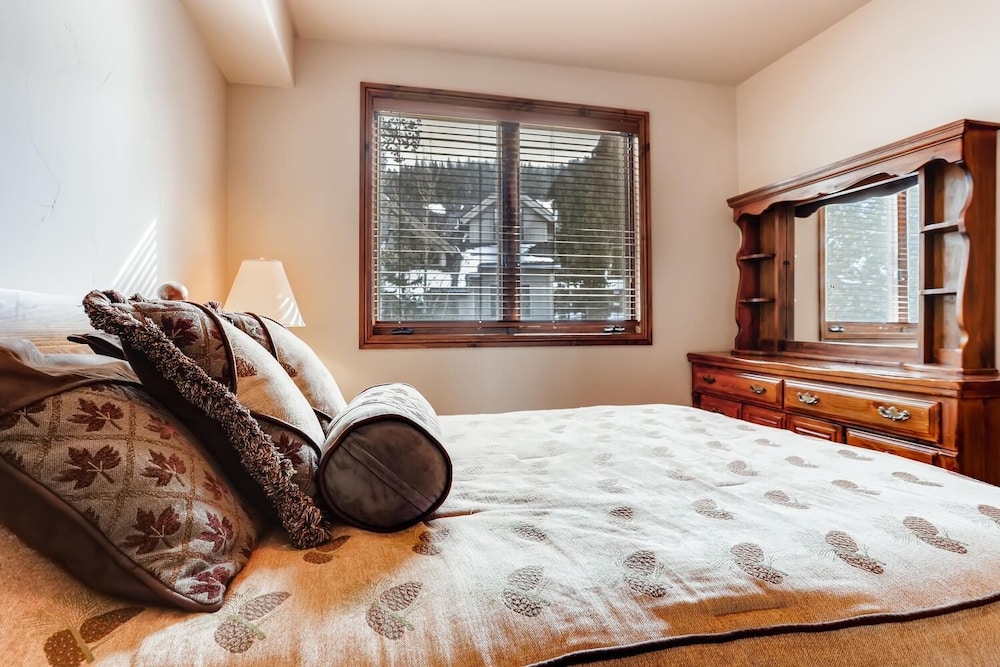 3BR Townhome Walk to Slopes & Kids Ski Free by Redawning - photo 4