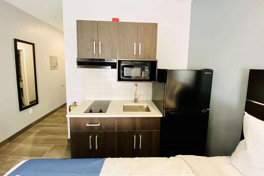 Days Inn & Suites by Wyndham Horn Lake Memphis Graceland - photo 16