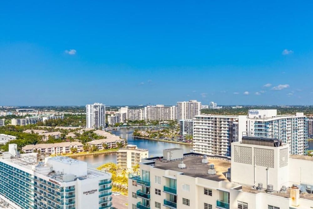 Hyde Beach Luxury resort 2 Bedroom Condo by RedAwning - photo 38