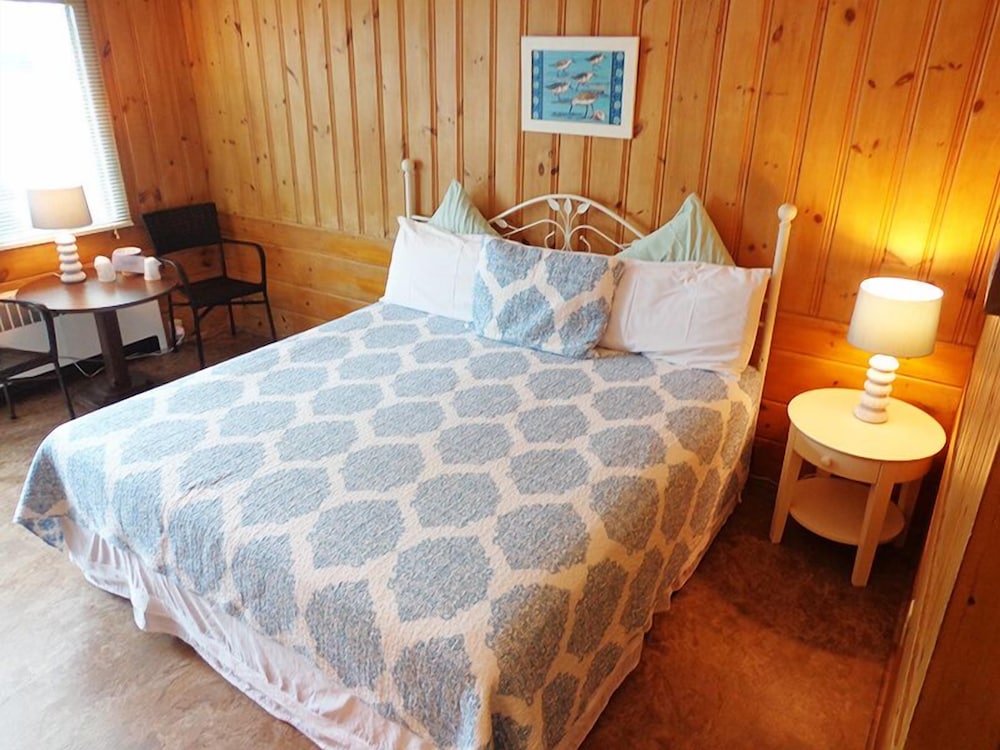 Town & Beach Motel - photo 11