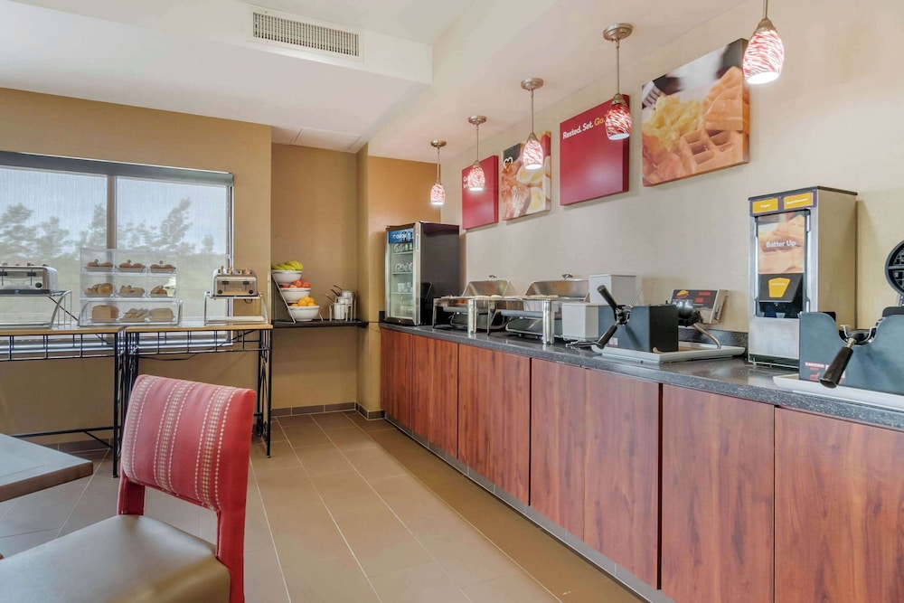 Comfort Suites Speedway Kansas City - photo 29