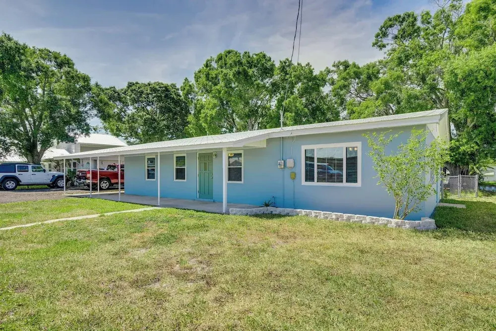 Waterfront Okeechobee Getaway w Backyard Dock — hotel in Okeechobee