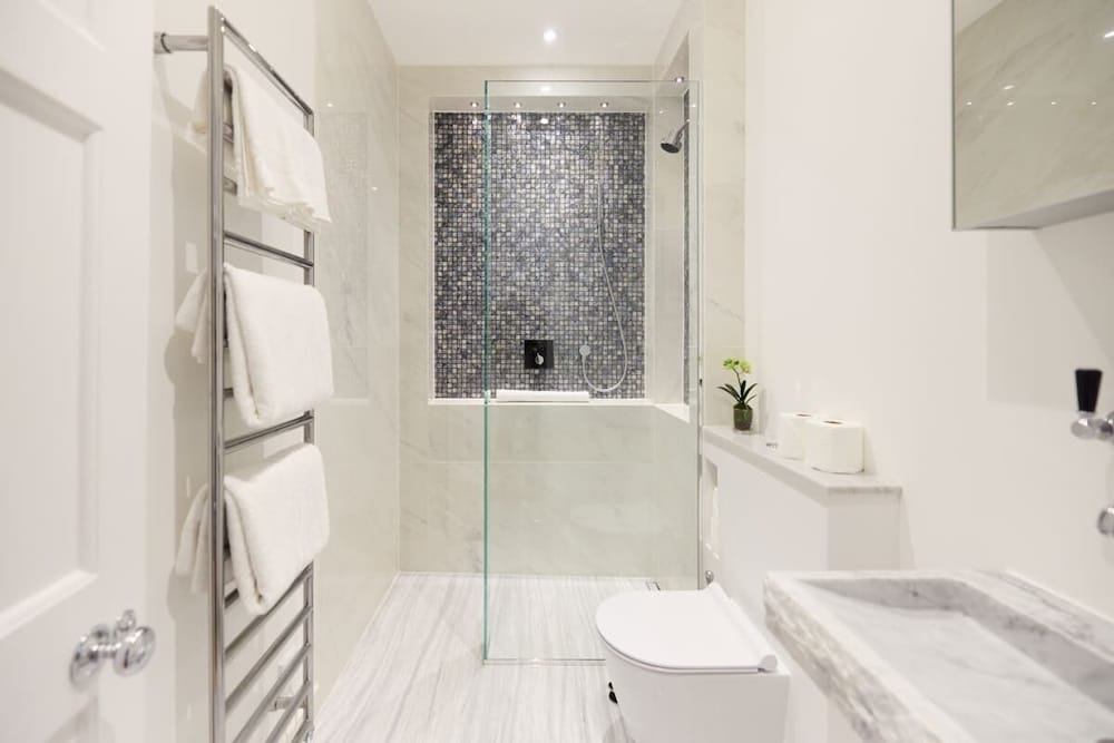 The Charm of Chelsea Modern 4bdr With Shared Courtyard
