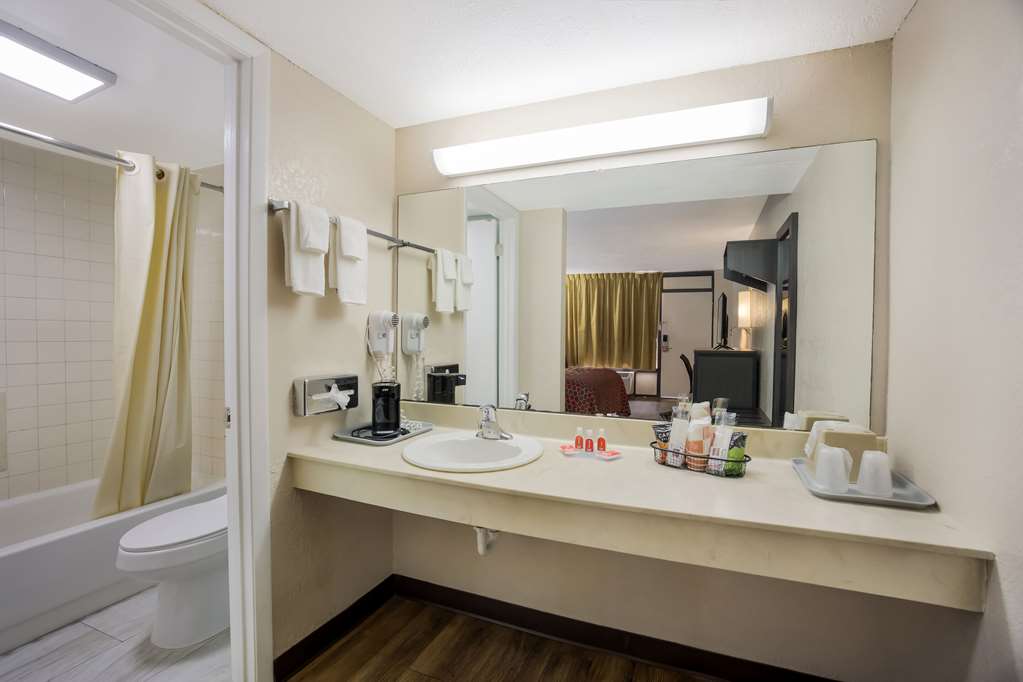 Econo Lodge Live Oak - photo 22