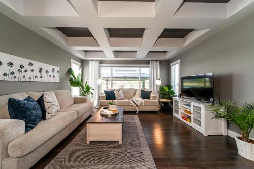 Amazing Luxe Home AC HUGE Yard FirePit Pet Friendly Sleeps 10 — 4-Star Luxury Hotel in Edmonton, Canada