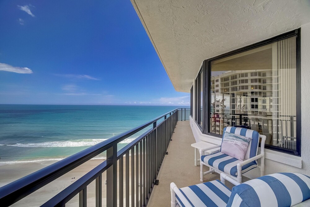 3BR Condo with Direct Beach View & Large Balcony — 4-Star Luxury Hotel in Daytona Beach Shores, United States