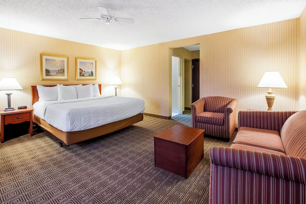 Norwood Inn and Suites Detroit — hotel in Southgate