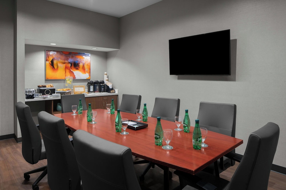 Courtyard by Marriott Los Angeles Burbank Airport - photo 32