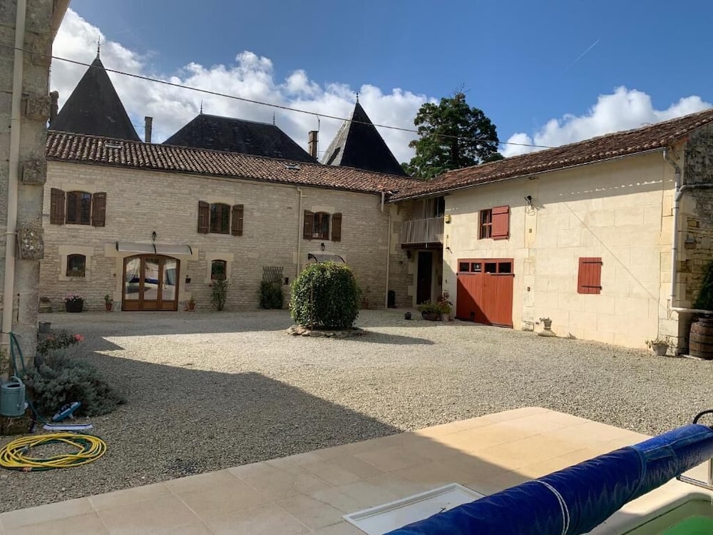 Chambre d'hôtes Les Cygnes Noirs — 4-Star Luxury Hotel in Matha, France
