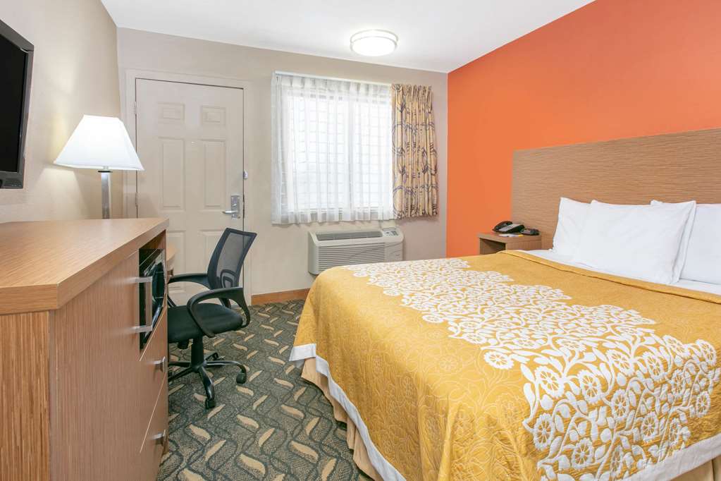 Days Inn & Suites by Wyndham Arlington Near Six Flags - photo 8