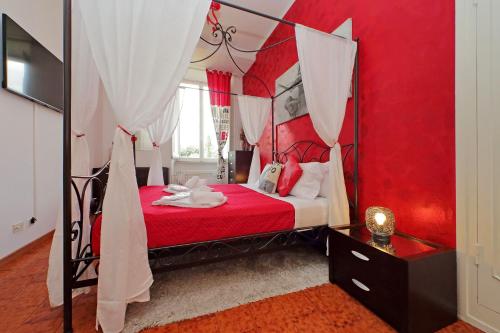 Luxury Domus Amadeus — 4-Star Luxury Hotel in Rome, Italy