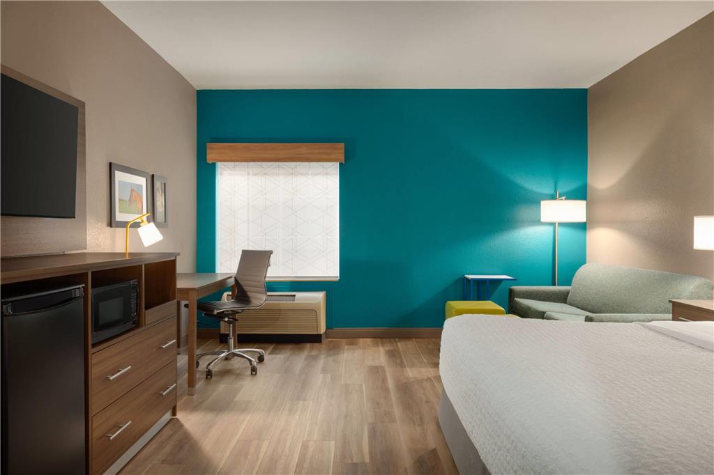 La Quinta Inn & Suites by Wyndham Shawnee - photo 16
