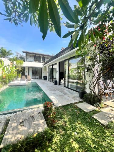 Tropical Pool Vasana Villa Modern Villa in Umalas Enclosed Living & Office — 4-Star Luxury Hotel in Kerobokan, Indonesia