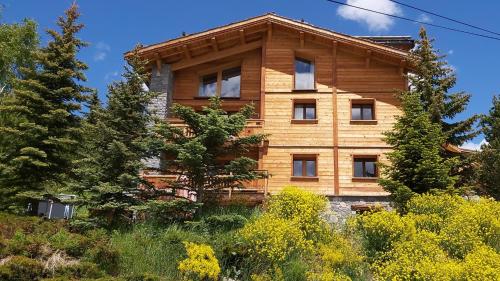Prestigious Chalet for 18 Guests Pool & Jacuzzi close to slopes and resort center - carbon neutral hotel in Unknown City