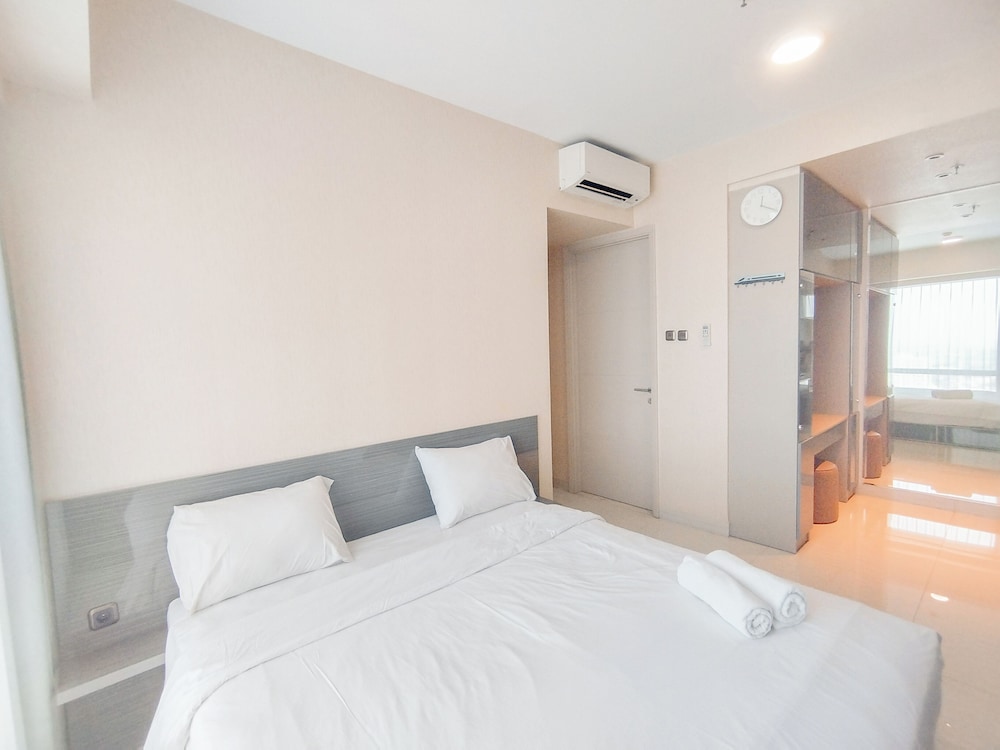 Enchanting and Stunning 2BR La Riz Supermall Mansion Apartment By Travelio — 4-Star Luxury Hotel in Surabaya, Indonesia