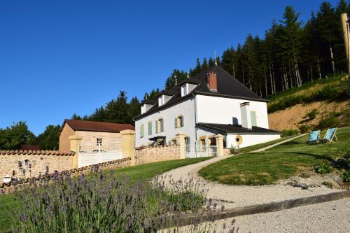 Le Domaine de la Source Jacuzzi Cadre Et Tranquillite — hotel in Chauffailles