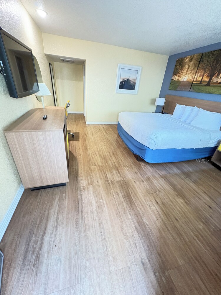 University Inn - photo 10