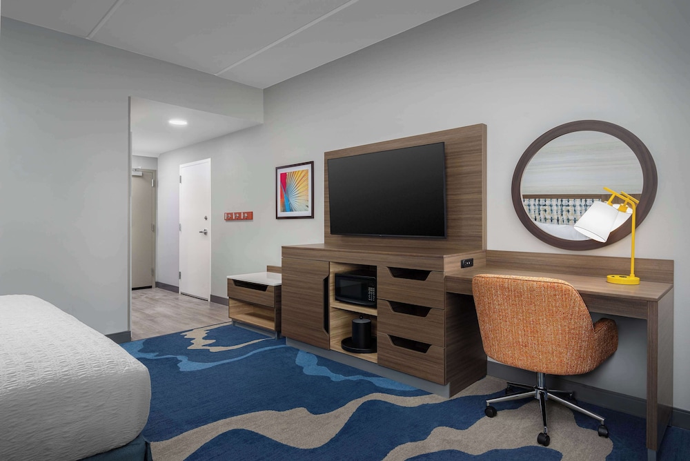 Hampton Inn and Suites by Hilton Naples South - photo 11