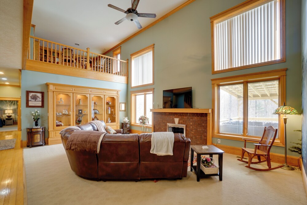 Hot Tub And Private Pond Spacious Mcarthur Home 17927451 — Hamden