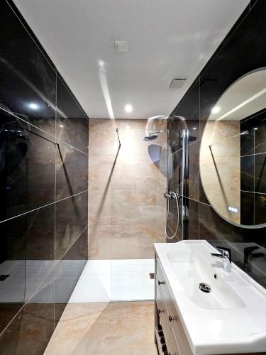 Onyx Black in Saint-Aignan, France