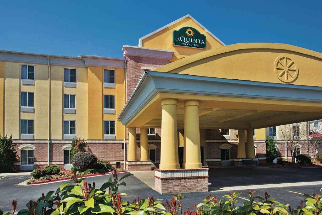 La Quinta Inn & Suites by Wyndham Hot Springs - photo 2