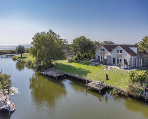 Water Wellness Villa Strand Surfen Relax — 4-Star Luxury Hotel in Makkum, Netherlands