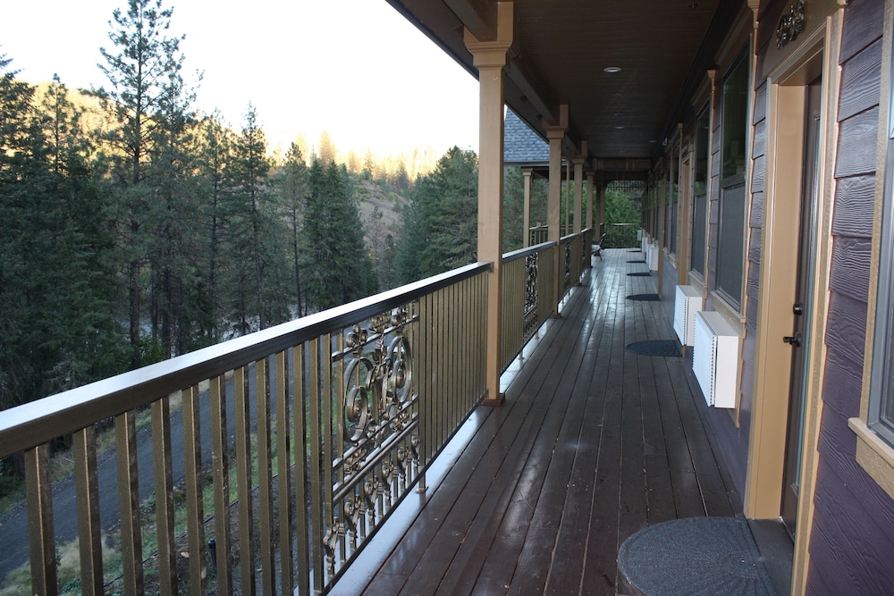 Hearthstone Elegant Lodge by the River - photo 25