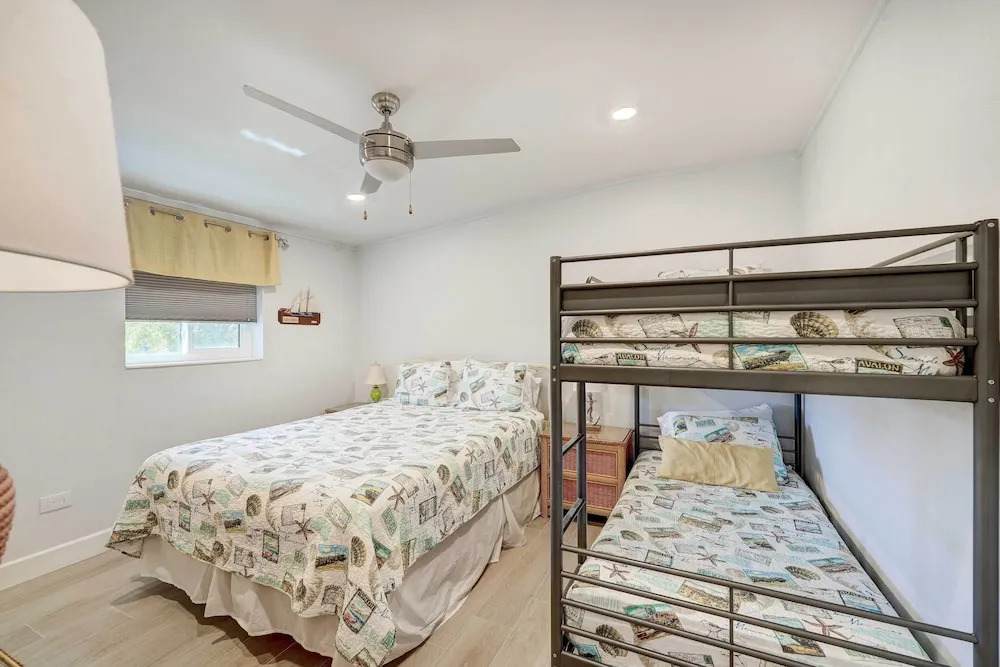 Canal Front Florida Keys Home with Dock — Tavernier — photo 2