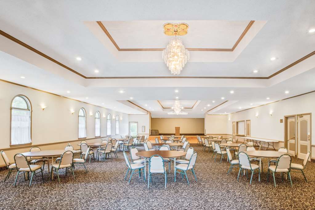 Super 8 by Wyndham Brooklyn - photo 14
