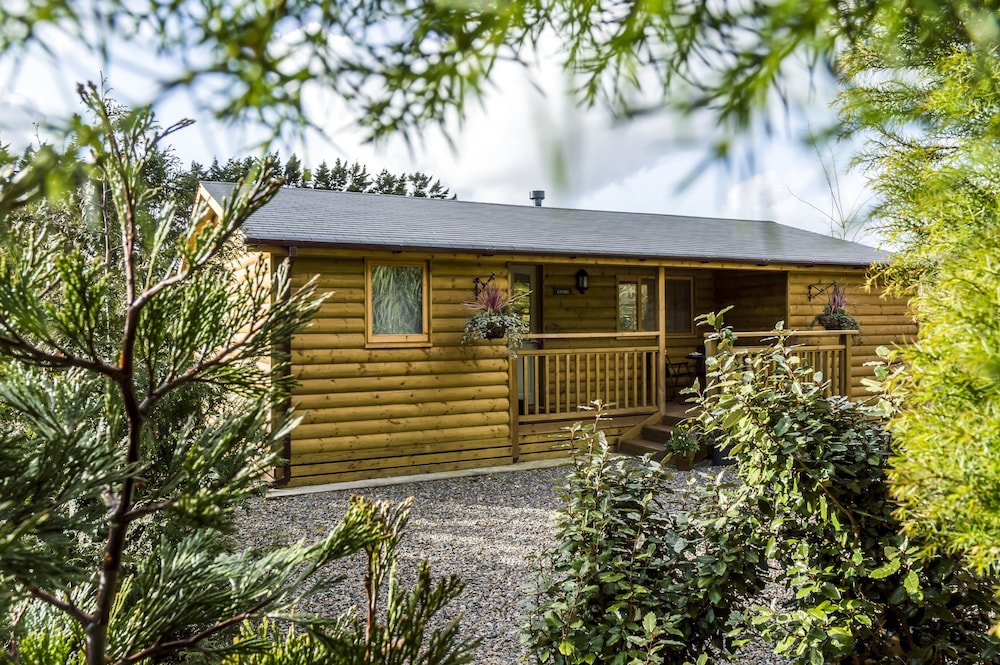 Laurel Lodge Log Cabin St Florence — 4-Star Luxury Hotel in Tenby, United Kingdom