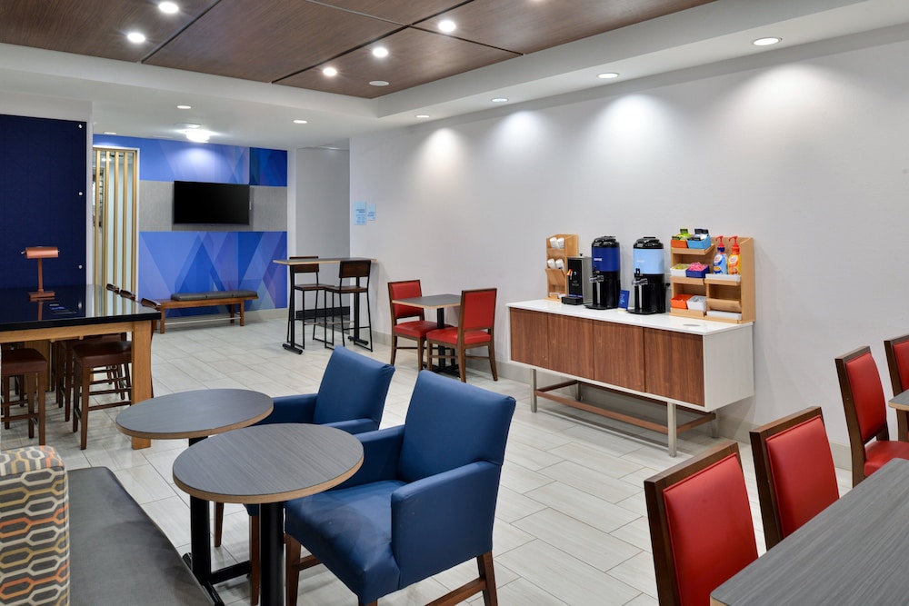 Holiday Inn Express Hotel & Suites Royse City by IHG - photo 45