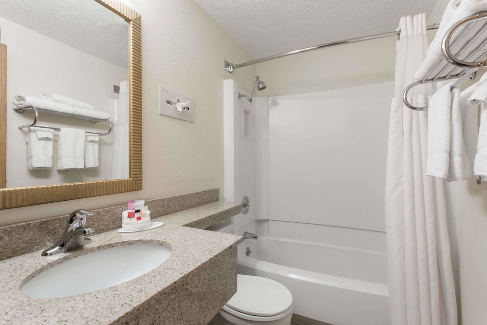 Super 8 by Wyndham Casper West by the River - photo 11