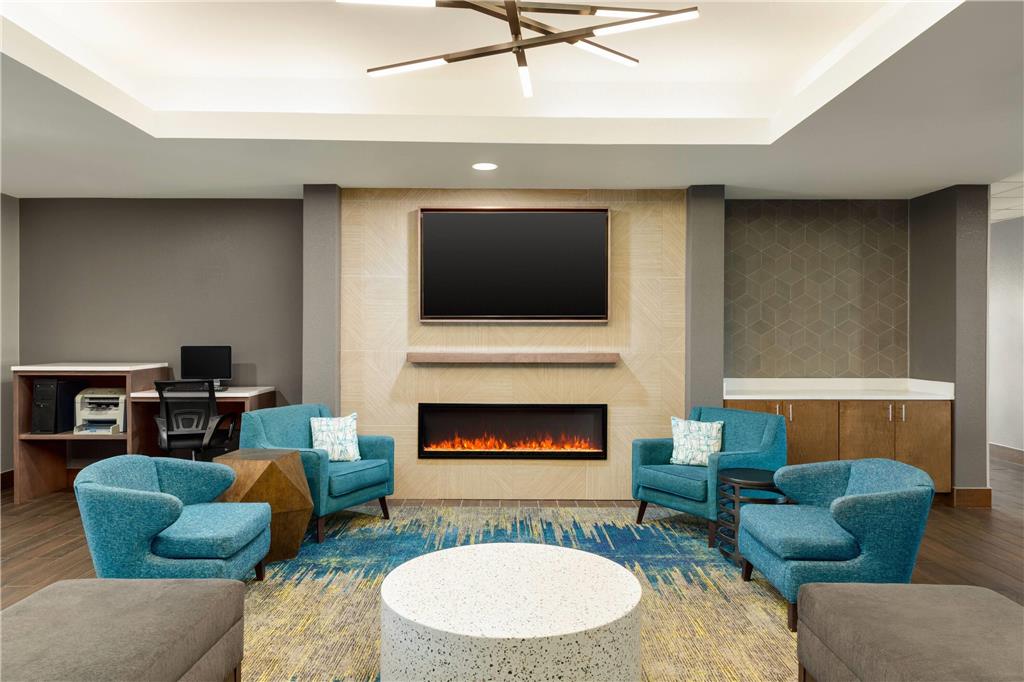 La Quinta Inn & Suites by Wyndham Shawnee - photo 5